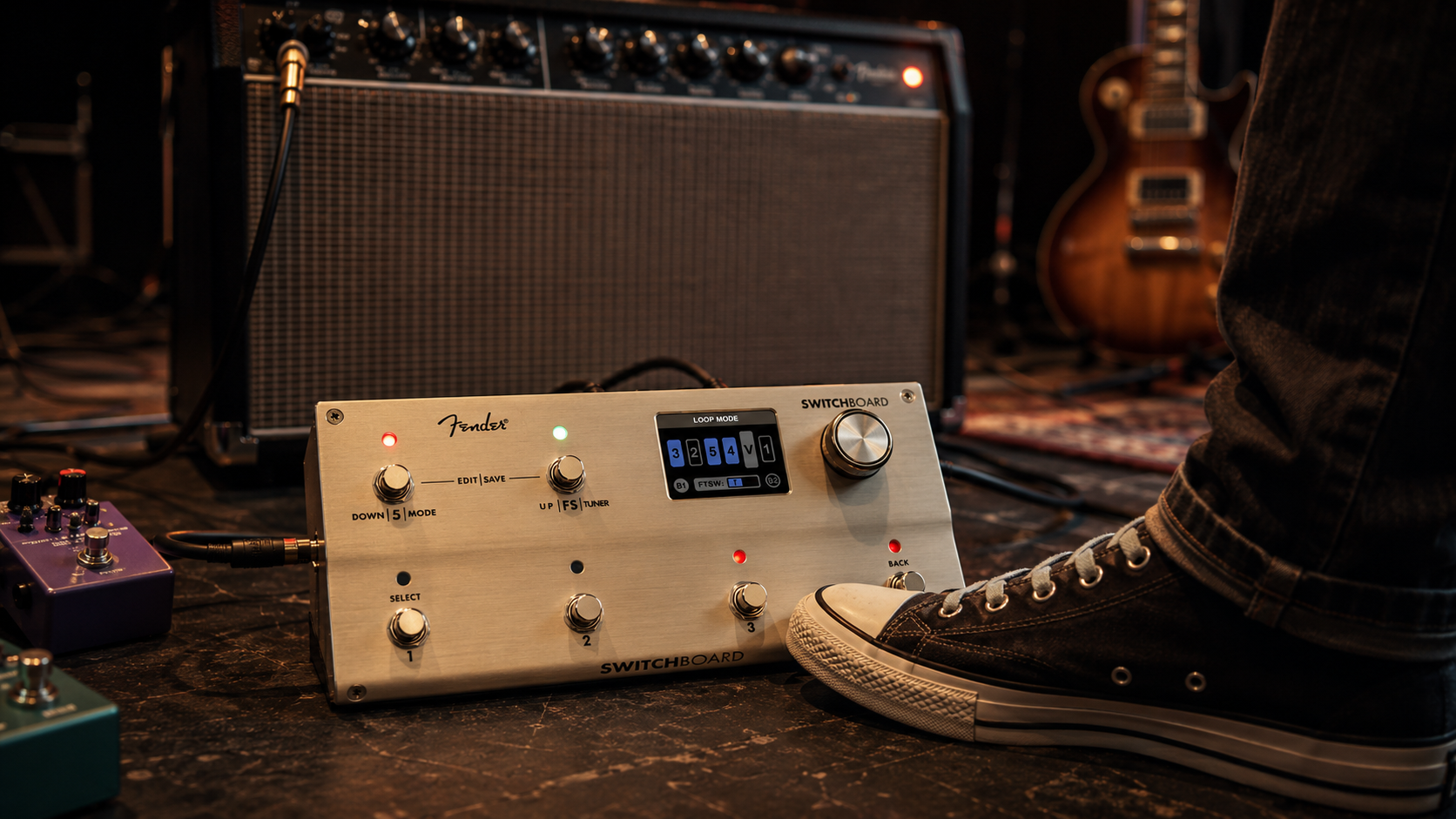 Fender Switchboard collegato a un amplificatore per controllarne le funzioni compatibili